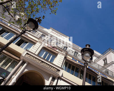 PARIS, FRANCE - 04 AOÛT 2018 : entrée au passage Jouffroy dans le 9th arrondissement. Banque D'Images