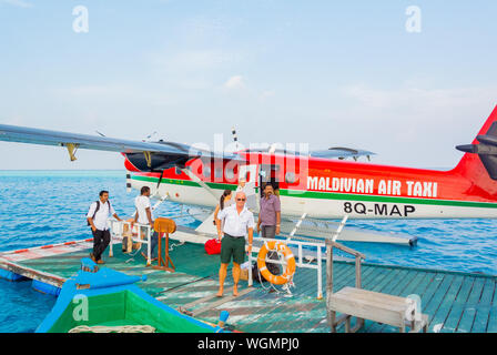 Le pilote et les passagers arrivant à une doc par air taxi, Maldives island Banque D'Images