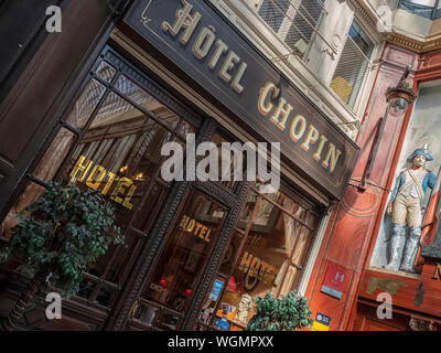 PARIS, FRANCE - 04 AOÛT 2018 : entrée à l'hôtel Chopin dans le passage Jouffroy dans le 9th arrondissement. Banque D'Images