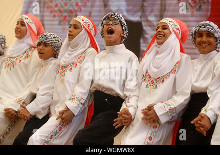 Maaser El Chouf (Liban). 1er sept 2019. Danseurs effectuer sur la Journée nationale de Dabke dans Maaser El Chouf, Liban, le 1 septembre 2019. Dabke est une danse traditionnelle au Liban. La Journée nationale de Dabke a eu lieu à Maaser El Chouf le dimanche. (Photo de Bilal Jawich/Xinhua) Credit : Xinhua/Alamy Live News Banque D'Images