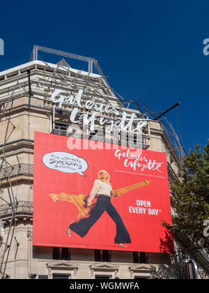 PARIS, FRANCE - 04 AOÛT 2018 : vue extérieure du grand magasin des Galeries Lafayette sur le boulevard Haussmann avec enseigne Banque D'Images
