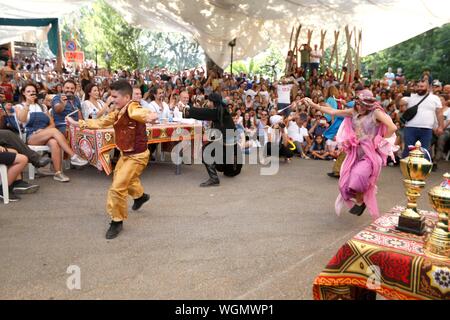 Maaser El Chouf (Liban). 1er sept 2019. Danseurs effectuer sur la Journée nationale de Dabke dans Maaser El Chouf, Liban, le 1 septembre 2019. Dabke est une danse traditionnelle au Liban. La Journée nationale de Dabke a eu lieu à Maaser El Chouf le dimanche. (Photo de Bilal Jawich/Xinhua) Credit : Xinhua/Alamy Live News Banque D'Images