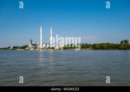 Hambourg, Allemagne - le 25 août 2019 : Vue de ferry à power station Wedel à la banque du fleuve Elbe à jour. Banque D'Images