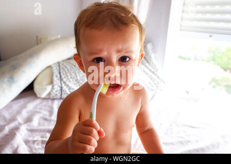 Bébé apprend à utiliser une brosse à dents Banque D'Images