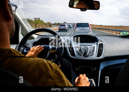 Valence, Espagne - 26 août 2019 : le pilote attend dans sa voiture dans un embouteillage sur une route autour de la maison de vacances. Banque D'Images