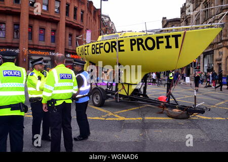 Le 1er septembre 2019, Greater Manchester Police a demandé l'Extinction rébellion protester à Manchester, au Royaume-Uni, pour éviter de nouvelles perturbations. La déclaration de la police comprend : 'toute action visant à perturber les principaux réseaux de transports ayant un impact sur les entreprises et les communautés seront tout à fait inacceptable. Depuis vendredi nous ont facilité leur droit de protester à Manchester. Nous demandons qu'ils permettent maintenant à la population de Manchester pour aller à leurs occupations quotidiennes sans nouvelles perturbations." Sur la photo est un bateau utilisé pour bloquer les manifestants Deansgate, fermé par le Conseil local de 30/08/19 au 03/09/19. Banque D'Images