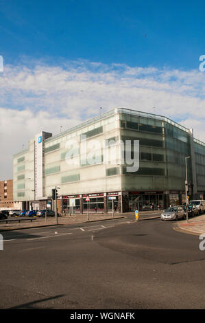 Nouvelle façade moderne bardage sur 1930 plusieurs étages utilisée pour être la station de bus sur rez-de-chaussée désormais M. Basrais Restaurant et la salle de sport centre de remise en forme Banque D'Images