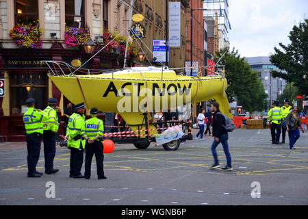 Le 1er septembre 2019, Greater Manchester Police a demandé l'Extinction rébellion protester à Manchester, au Royaume-Uni, pour éviter de nouvelles perturbations. La déclaration de la police comprend : 'toute action visant à perturber les principaux réseaux de transports ayant un impact sur les entreprises et les communautés seront tout à fait inacceptable. Depuis vendredi nous ont facilité leur droit de protester à Manchester. Nous demandons qu'ils permettent maintenant à la population de Manchester pour aller à leurs occupations quotidiennes sans nouvelles perturbations." Sur la photo est un bateau utilisé pour bloquer les manifestants Deansgate, fermé par le Conseil local de 30/08/19 au 03/09/19. Banque D'Images