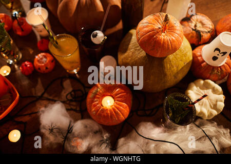 Arrière-plan de l'Halloween, vue du dessus des sorcières et des citrouilles avec des bougies de table définie pour partie en discothèque, copy space Banque D'Images