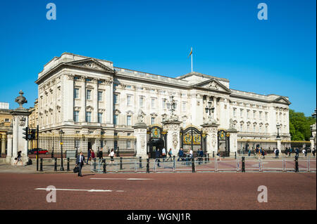 Londres - le 14 mai 2018 approche : les touristes les portes de Buckingham Palace, qui attire plus d'un demi-million de visiteurs par an. Banque D'Images