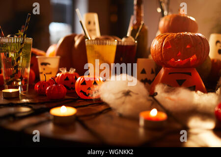 Arrière-plan de table Halloween sorcières et des citrouilles avec des bougies pour décorations partie en discothèque, copy space Banque D'Images