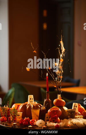 Arrière-plan de table avec Halloween citrouilles sculptées et des décorations pour la fête, bougie, copy space Banque D'Images