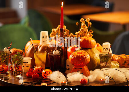 Image en arrière-plan des décorations d'Halloween, les citrouilles et les bougies sur la table de travail, copy space Banque D'Images