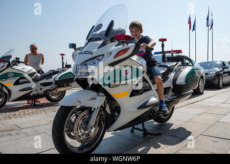 BRATISLAVA, SLOVAQUIE - SEP1, 2019 : Kid est assis sur une moto de police lors de la manifestation dans le cadre du Jour de la Constitution à Bratislava, Slovaquie Banque D'Images
