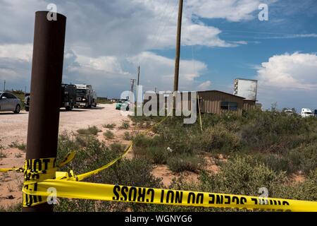 Odessa, Texas, USA. Du 1er septembre 2019. Les équipes du Bureau fédéral d'Investigation recherchez une maison dans une zone résidentielle rurale dans l'ouest de Odessa, Texas. Un homme armé tué cinq personnes et blessé 21 autres personnes, le jour avant le 31 août. Le nombre de morts est passé à sept au matin du 1 septembre. Crédit : Joel Angel Juarez/ZUMA/Alamy Fil Live News Banque D'Images