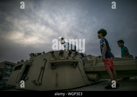 (190901) -- MISRATA (Libye), 1 septembre 2019 (Xinhua) -- les enfants libyens jouer sur les réservoirs détruits à Misrata, quelque 200 km à l'Est de Tripoli, en Libye, le 1 septembre 2019. (Photo par Amru/Salahuddien Xinhua) Banque D'Images