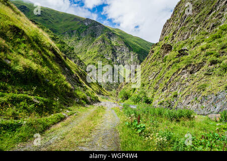 Région de montagne paysage de Kazbegi, Géorgie - paysage spectaculaire de populaires adventure trekking et randonnées dans la région du Caucase. Banque D'Images