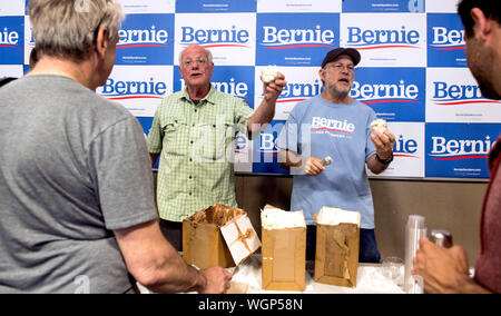 Raymond, New Hampshire, USA. 06Th Sep 2019. BEN COHEN, gauche, et Jerry Greenfield de Ben & Jerry's, glaces pour les participants d'un Bernie Sanders town hall et de la crème glacée au social Raymond High School. Crédit : Brian Cahn/ZUMA/Alamy Fil Live News Banque D'Images