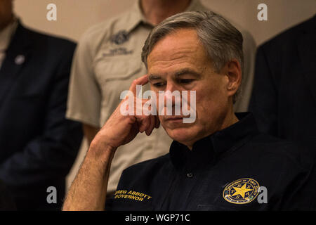 Odessa, Texas, USA. Du 1er septembre 2019. Texas Gov. GREG ABBOTT assiste à une conférence de presse à l'Université du Texas bassin permien à Odessa, Texas. Un homme armé tué cinq personnes et blessé 21 autres personnes, le jour avant le 31 août. Le nombre de morts est passé à sept au matin du 1 septembre. Crédit : Joel Angel Juarez/ZUMA/Alamy Fil Live News Banque D'Images