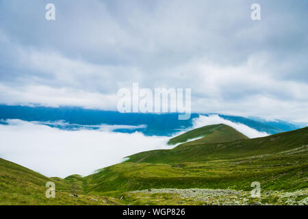 Kazbegi, Géorgie - Mont Kazbegi paysage avec nuages spectaculaires dans le trekking et randonnées à vélo. Banque D'Images