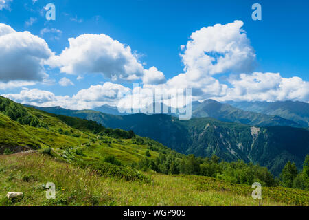 Paysage avec des montagnes de Svaneti sur le trekking et randonnées à vélo près de Mestia village dans la région de Svaneti, Georgia. Banque D'Images