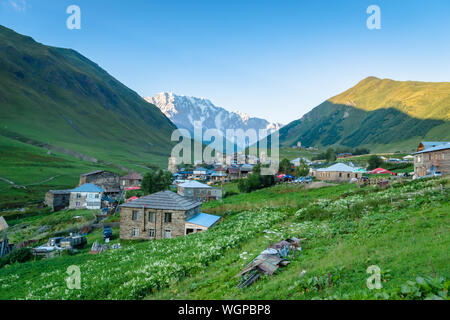 Ushguli village au coucher du soleil dans la région de Svaneti, Georgia. Banque D'Images
