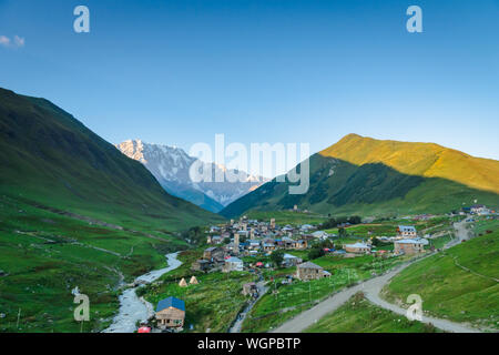 Ushguli village au coucher du soleil dans la région de Svaneti, Georgia. Banque D'Images