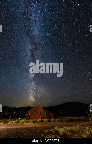 Nuit étoilée montrant la voie lactée constellation sur une cabane en bois sur le paysage de montagne de Henrys Lake State Park le long de l'Idaho et du Montana b Banque D'Images