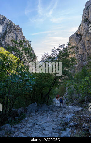 Starigrad Paklenica, Sibenik / Croatie - 17 08 2019, belle journée ensoleillée en montagnes Velebit, personnes randonnée et l'escalade à l'extérieur. Banque D'Images