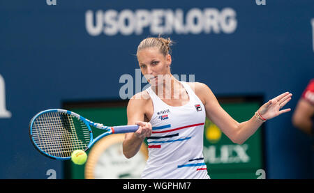 New York, NY - 1 septembre 2019 : Karolina Pliskova (République tchèque) en action lors de la ronde 4 de l'US Open Championship contre Johanna Konta (Grande-Bretagne) à Billie Jean King National Tennis Center Banque D'Images