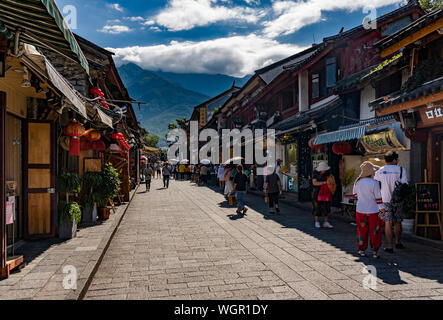 Les gens dans la rue sur Dali (vieille ville de Dali). Situé dans la ville de Dali, Yunnan, Chine. Banque D'Images