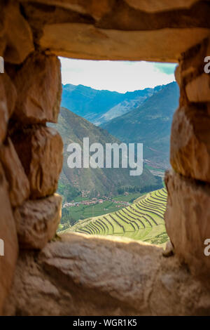 Terrasses de l'agriculture à travers la fenêtre de l'ancien fort Inca dans les ruines de Pisac City à Vallée sacrée, Cuzco, Pérou Banque D'Images