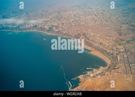 Port de Lima, bateaux et l'océan Pacifique Vue d'un avion Banque D'Images