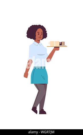 Waitress holding professionnel du café et des gâteaux sur le bac african american woman restaurant travailleur dans l'aire de service des aliments télévision concept blanc pleine longueur Illustration de Vecteur