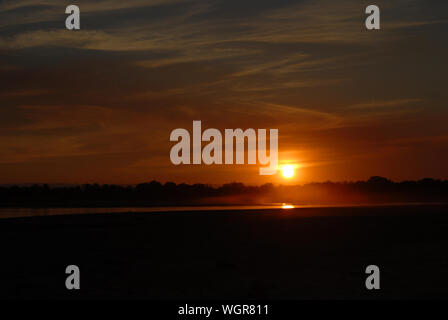 Coucher de soleil sur le parc de South Luangwa Mfuwe,, Zambie. Banque D'Images