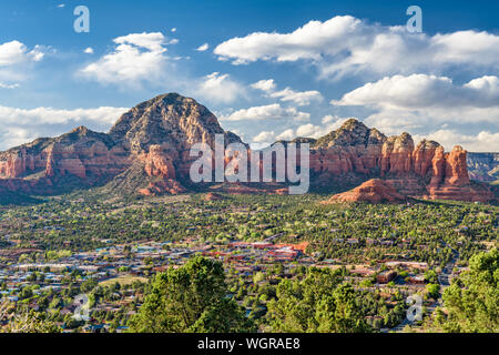 Sedona, Arizona, USA Centre-ville ci-dessous la roche rouge des montagnes. Banque D'Images