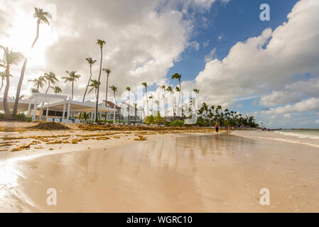 Paradis de vacances, plage de sable, soleil et belle vue à Punta Cana, République Dominicaine Banque D'Images
