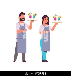 Serveurs professionnels couple holding les plateaux de service avec des cocktails homme femme restaurant les travailleurs dans l'exécution uniforme des boissons d'alcool différentes télévision pleine Illustration de Vecteur