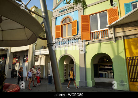 Rénové vieux entrepôts à Clarke Quay, par la rivière Singapour, Singapour, qui abrite maintenant les restaurants, bars et lieux de divertissement Banque D'Images