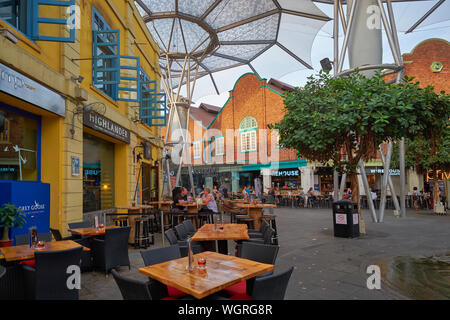 Rénové vieux entrepôts à Clarke Quay, Singapour, sous un toit de type futuriste, qui abrite maintenant les restaurants, bars et lieux de divertissement Banque D'Images