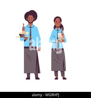 Serveurs professionnels bouteilles holding vins et champagne verres sur des plateaux african american man woman restaurant les travailleurs dans l'exécution de l'aire de boire de l'alcool Illustration de Vecteur
