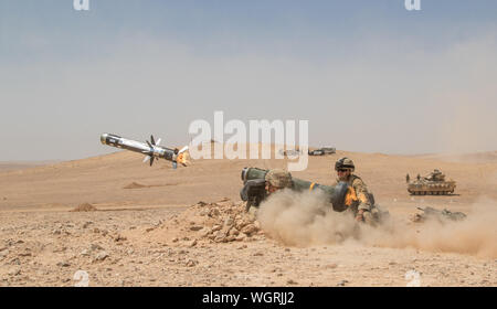 Un soldat de l'armée américaine avec le 1er Bataillon, 8e Régiment d'infanterie, 3ème Armored Brigade Combat Team, 4e Division d'infanterie, tire un Javelin MGF-148 pendant une répétition de tir réel, 27 août 2019, en Jordanie pendant 19 Lion avide. Cette répétition est en préparation pour les multinationales armées combinées Exercice de tir réel avec la Jordanie pour les Forces armées le 5 septembre 2019. (U.S. Photo de la Garde nationale par la CPS. Shadrac Hicks) Banque D'Images