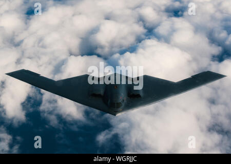 Un U.S. Air Force 509e Bomb Wing B-2 Spirit s'approche d'un 351e Escadron de ravitaillement en vol KC-135 Stratotanker au cours de l'exercice de formation de groupe de bombardement sur l'Angleterre, le 29 août 2019. Le groupe est composé d'aviateurs et l'équipement de soutien de la 509e BW, Whiteman Air Force Base, Alabama, déployée à l'United States Air Forces in Europe - Afrique de l'Armée de l'air d'effectuer l'intégration et la formation de vol de théâtre. (U.S. Photo de l'Armée de l'air par le sergent. La Jordanie Castelan) Banque D'Images