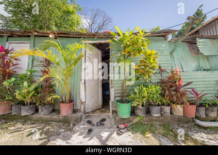 Petite maison construite de la calamine en République Dominicaine Banque D'Images