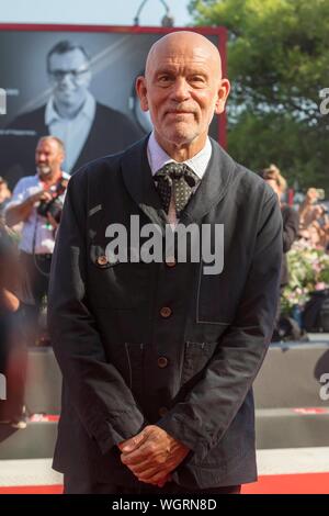 Venise, Italie. 1er sept 2019. John Malkovich assiste à la première de "le nouveau Pape' pendant le 76e Festival du Film de Venise au Palazzo del Cinema sur le Lido de Venise, Italie, le 01 septembre 2019. | conditions dans le monde entier : dpa Crédit photo alliance/Alamy Live News Banque D'Images