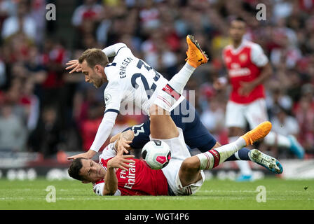 Londres, Royaume-Uni. Du 1er septembre 2019. Tottenham Hotspur's Christian Eriksen (haut) fait concurrence au cours de l'English Premier League match Derby du nord de Londres entre Arsenal et Tottenham Hotspur à l'Emirates Stadium à Londres, Angleterre le 1 septembre 2019. Credit : Han Yan/Xinhua/Alamy Live News Banque D'Images