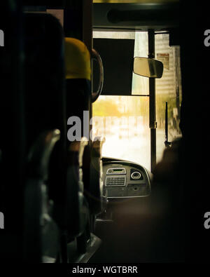 Intérieur de l'autobus Voyage montrant de bord du conducteur et à l'avant fenêtre et voie à suivre Banque D'Images