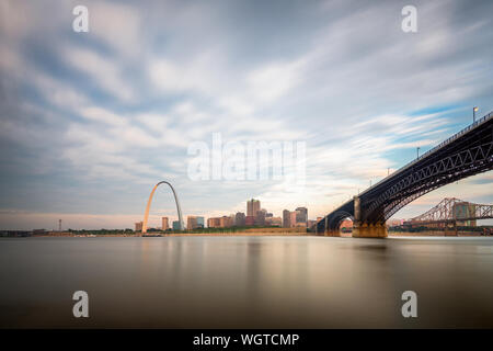 St Louis, Missouri, USA Centre-ville paysage urbain sur le fleuve Mississippi au crépuscule. Banque D'Images