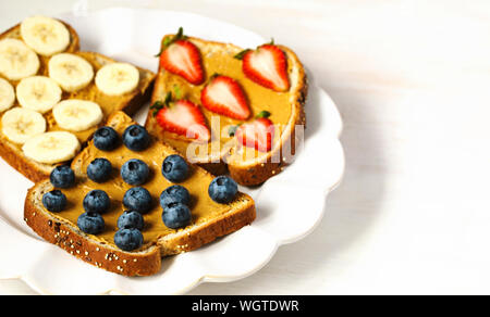 Beurre de noix et fruits toasts vegan Banque D'Images