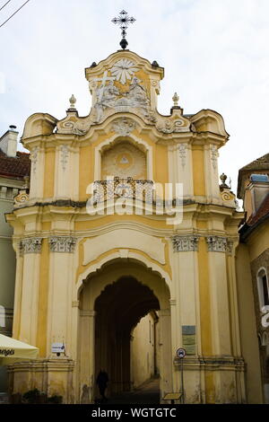 Portes de Basilian à l'église de la Sainte Trinité et monastère de Basilian à Vilnius, Lituanie Banque D'Images